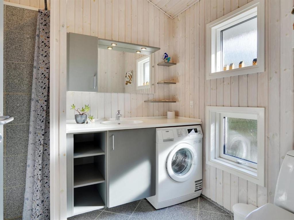 Koupelna v ubytování Holiday Home Alethe - 1km from the sea by Interhome