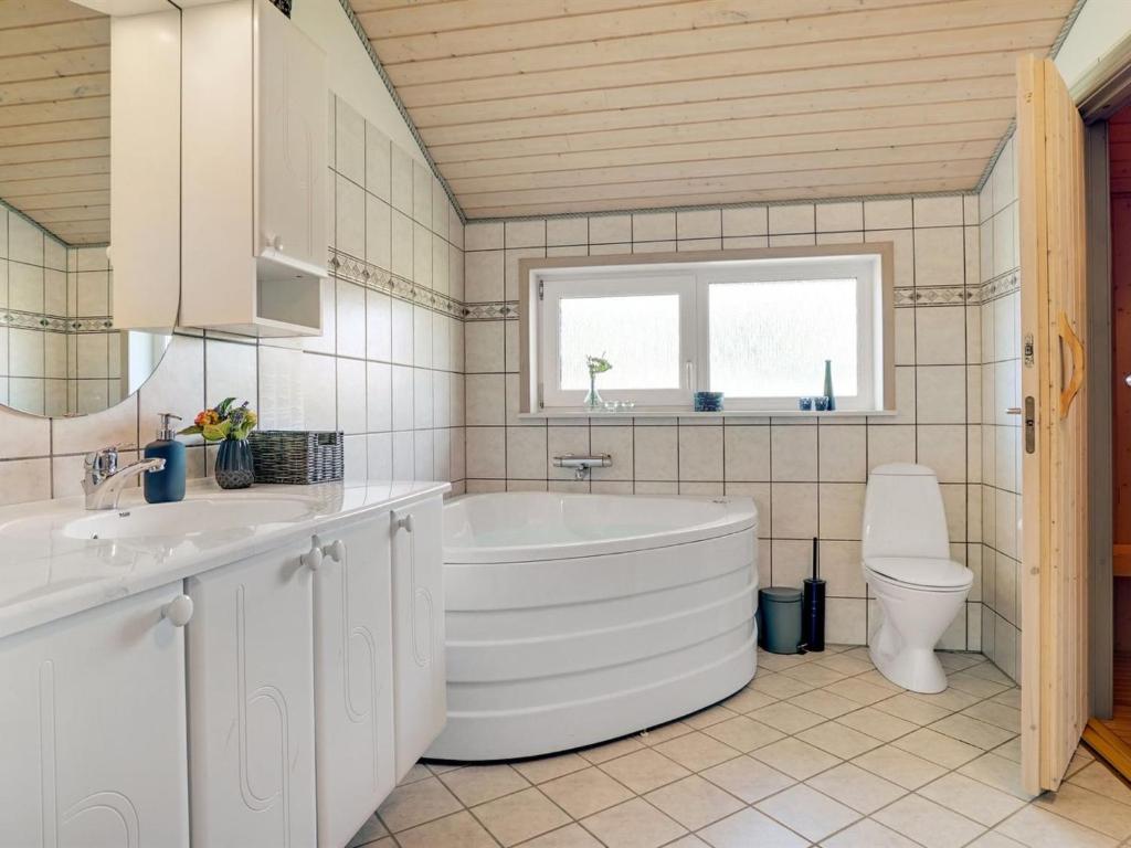 Koupelna v ubytování Holiday Home Ivar - 900m from the sea by Interhome