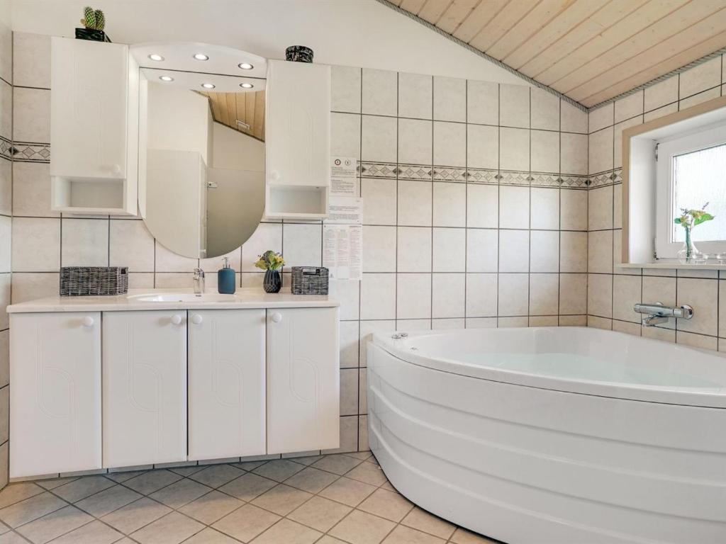 Koupelna v ubytování Holiday Home Ivar - 900m from the sea by Interhome