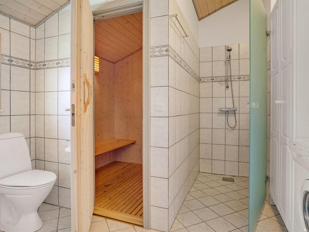Koupelna v ubytování Holiday Home Ivar - 900m from the sea by Interhome