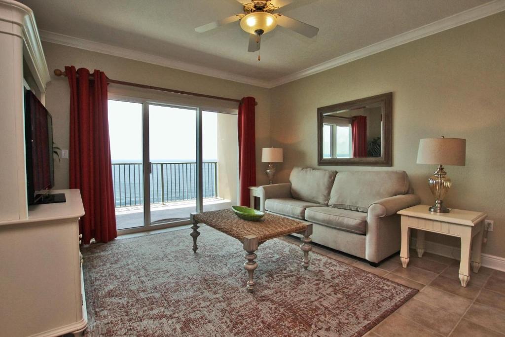 sala de estar con sofá y mesa en Crystal Shores West 1207, en Gulf Shores