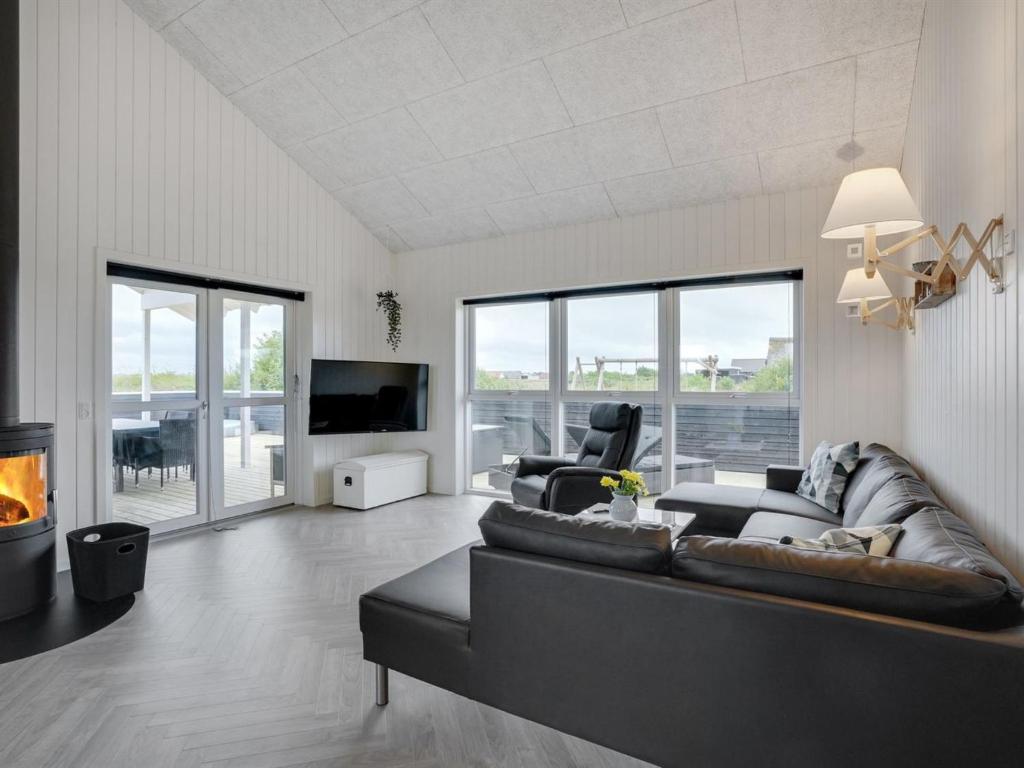 TV a/nebo společenská místnost v ubytování Holiday Home Markku - 400m from the sea by Interhome