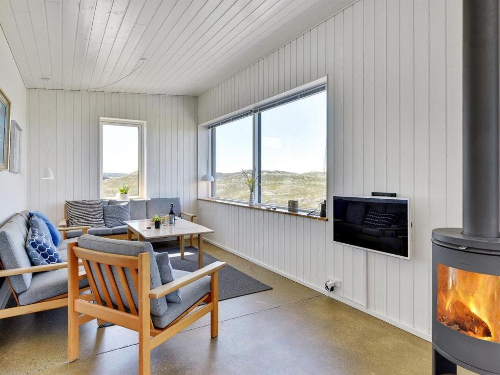 TV a/nebo společenská místnost v ubytování Holiday Home Ginne - 125m from the sea by Interhome