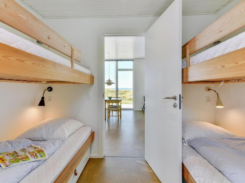 Postel nebo postele na pokoji v ubytování Holiday Home Ginne - 125m from the sea by Interhome