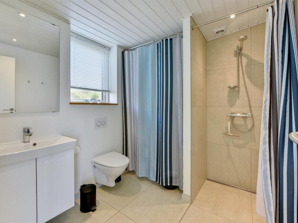 Koupelna v ubytování Holiday Home Ginne - 125m from the sea by Interhome