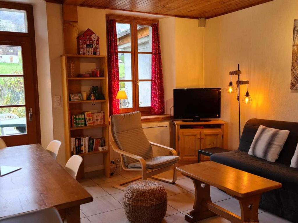 sala de estar con sofá y TV en Maison Morillon Village, 3 pièces, 7 personnes - FR-1-642-16 en Morillon