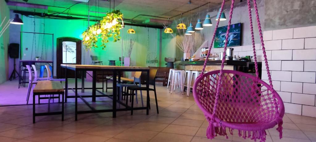 TV a/nebo společenská místnost v ubytování MARINN Tropical Vibes Hotel