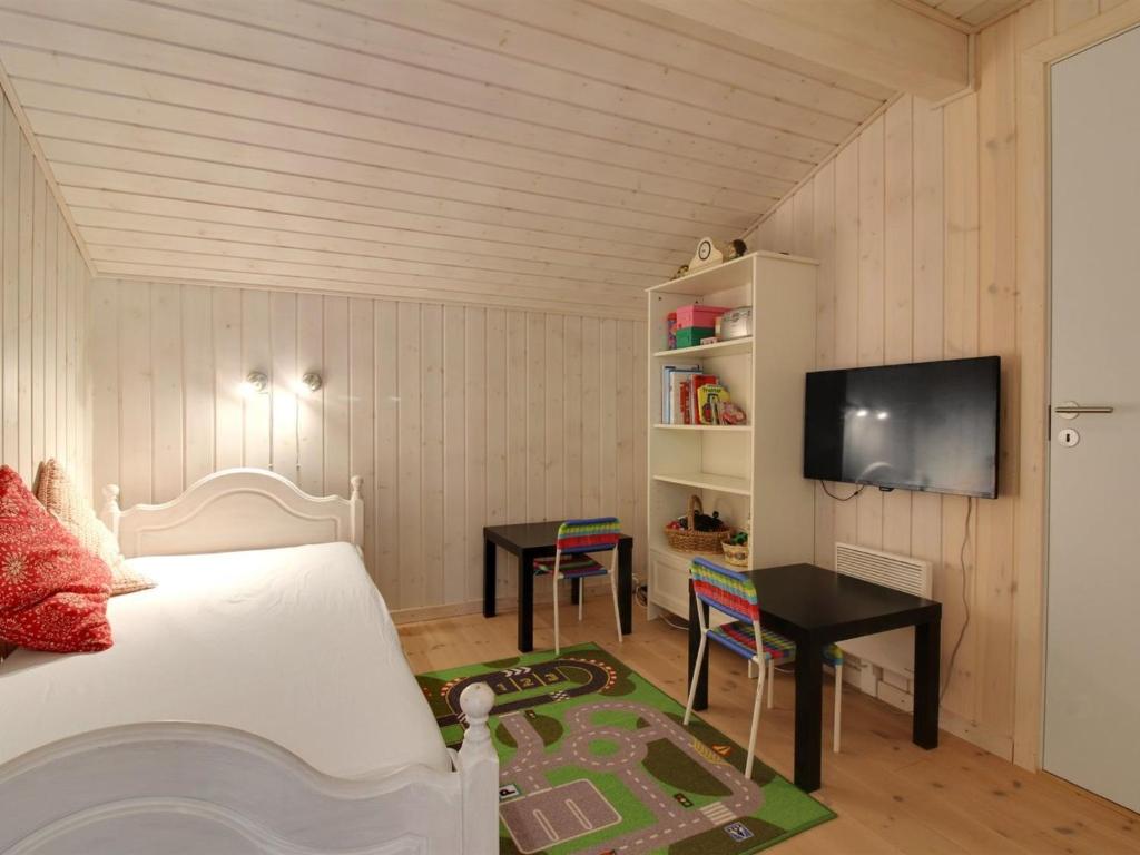 TV a/nebo společenská místnost v ubytování Holiday Home Siljana - 1km from the sea by Interhome