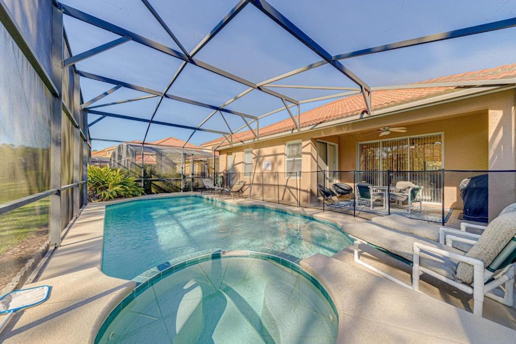 uma piscina com telhado de vidro numa casa em #145-Fabulous 4 bed villa with south facing pool and spa em Davenport