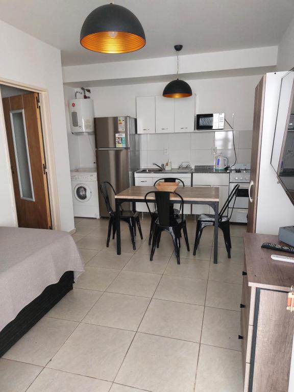 Una cocina y un comedor con mesa y sillas. en Departamento centrico, en San Luis