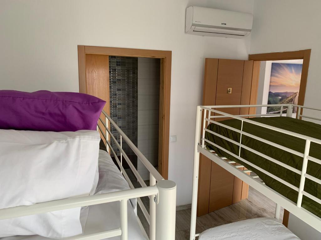 una camera con letto a castello e una scala di ORANGE guest house a Sagres