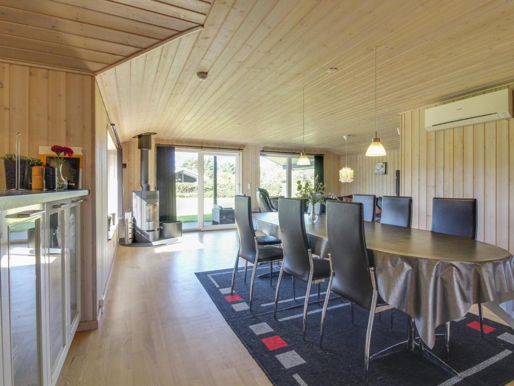 Kuchyň nebo kuchyňský kout v ubytování Holiday Home Susan - 600m from the sea by Interhome