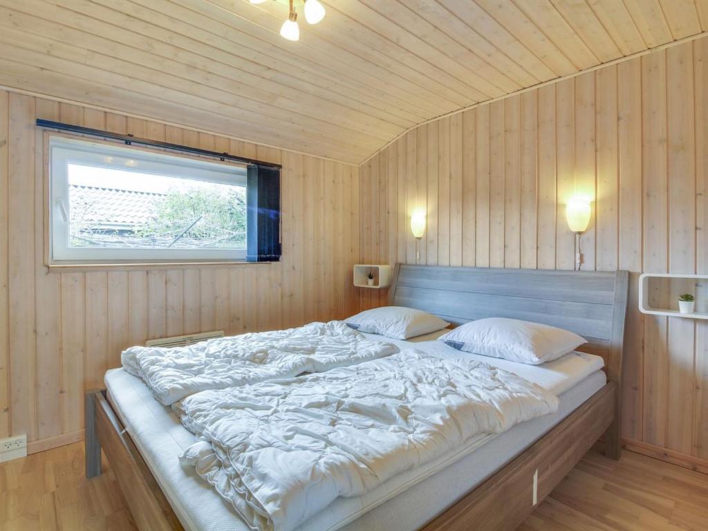 Postel nebo postele na pokoji v ubytování Holiday Home Susan - 600m from the sea by Interhome