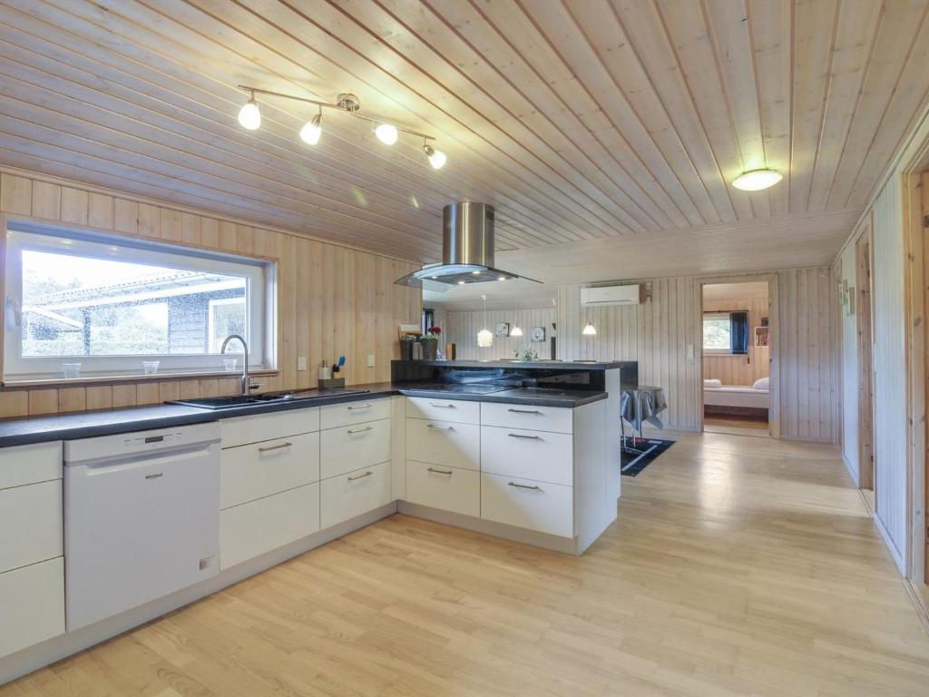 Kuchyň nebo kuchyňský kout v ubytování Holiday Home Susan - 600m from the sea by Interhome