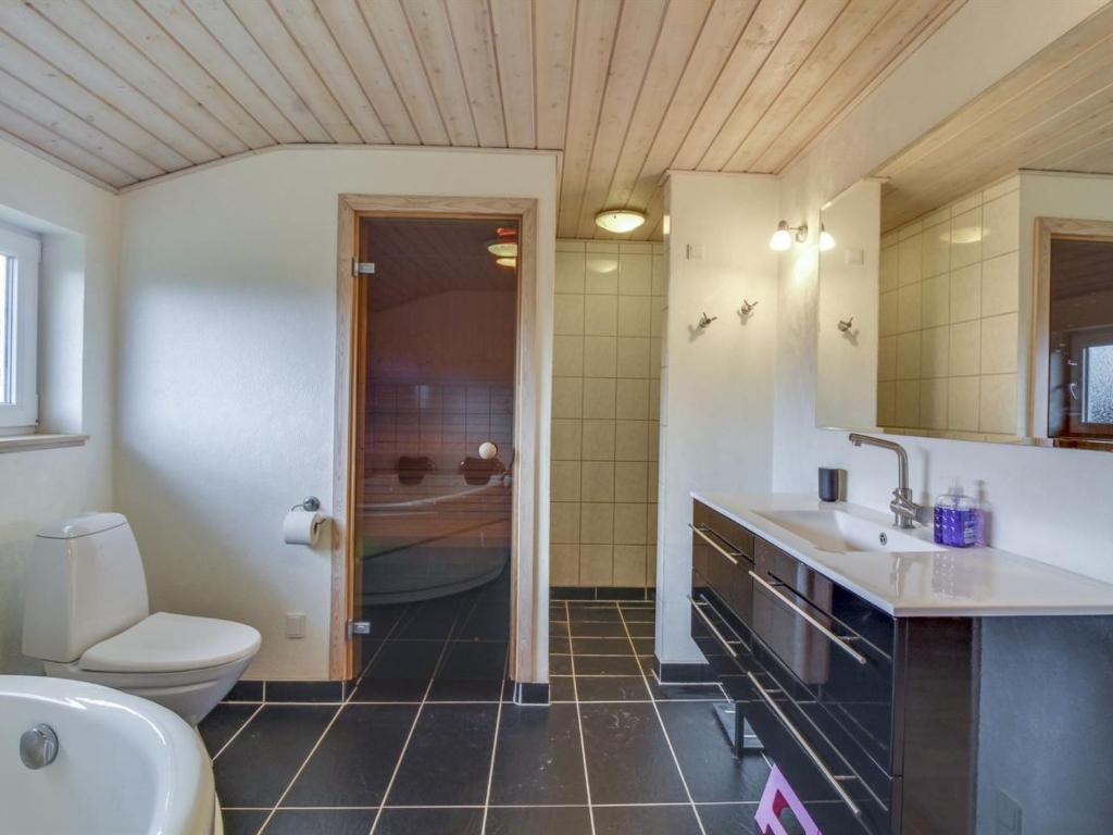 Koupelna v ubytování Holiday Home Susan - 600m from the sea by Interhome