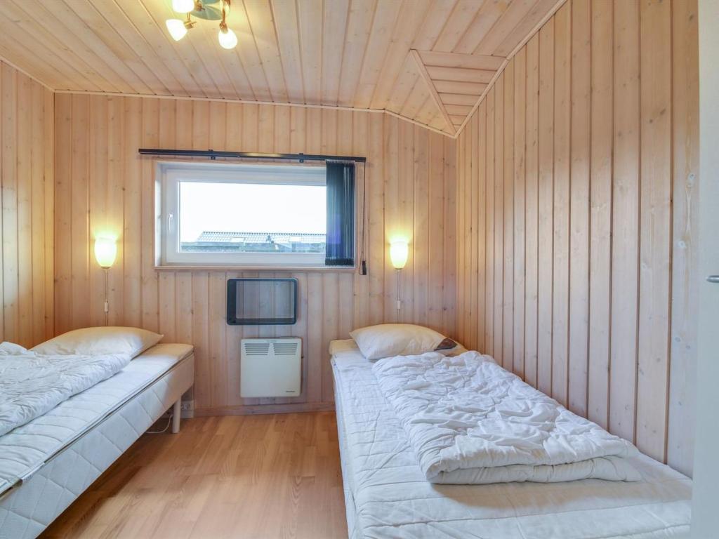 Postel nebo postele na pokoji v ubytování Holiday Home Susan - 600m from the sea by Interhome