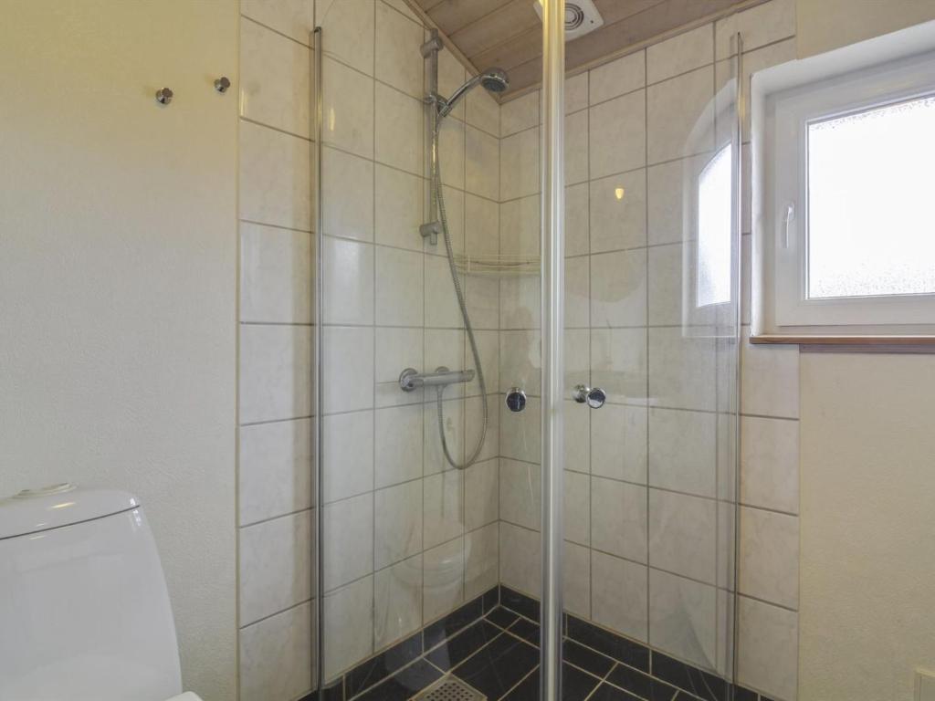 Koupelna v ubytování Holiday Home Susan - 600m from the sea by Interhome
