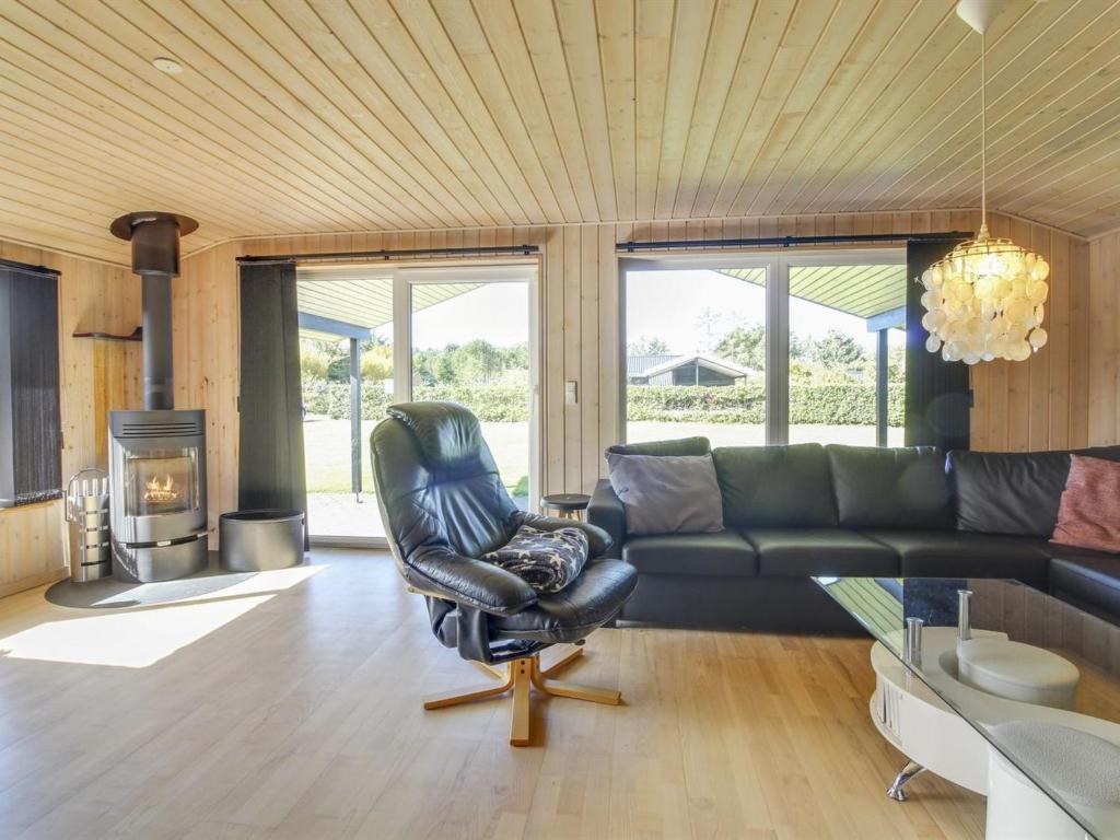 Posezení v ubytování Holiday Home Susan - 600m from the sea by Interhome