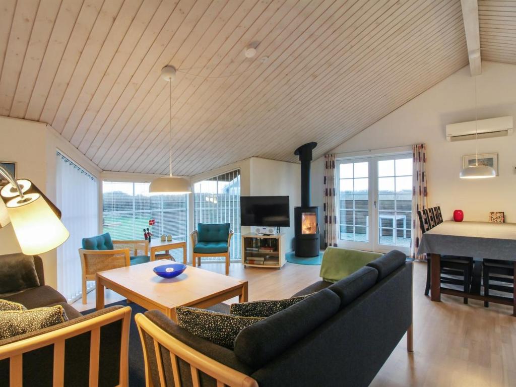 TV a/nebo společenská místnost v ubytování Holiday Home Anya - 650m from the sea by Interhome