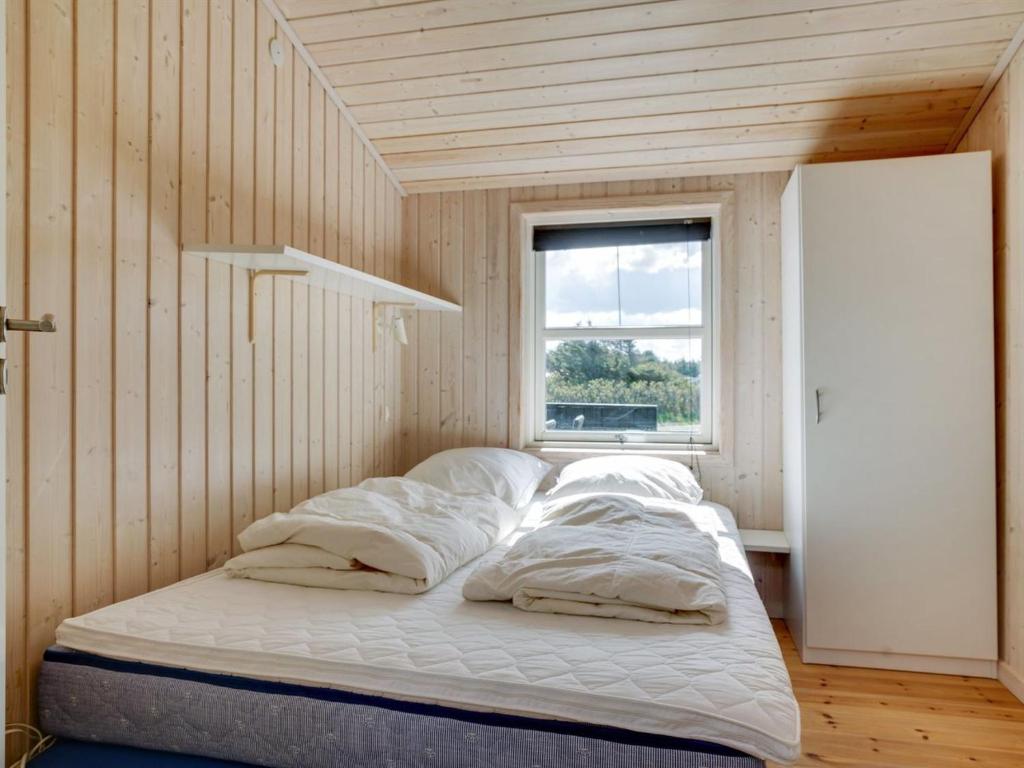 Postel nebo postele na pokoji v ubytování Holiday Home Bertil - 400m from the sea by Interhome