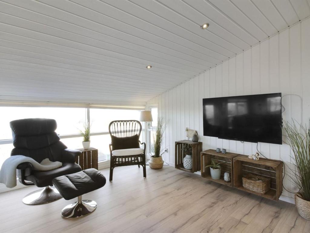 TV a/nebo společenská místnost v ubytování Holiday Home Bertil - 400m from the sea by Interhome
