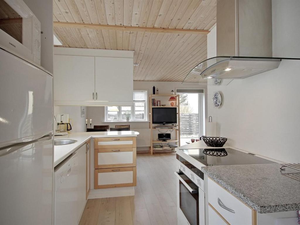 Kuchyň nebo kuchyňský kout v ubytování Holiday Home Armi - 75m from the sea by Interhome