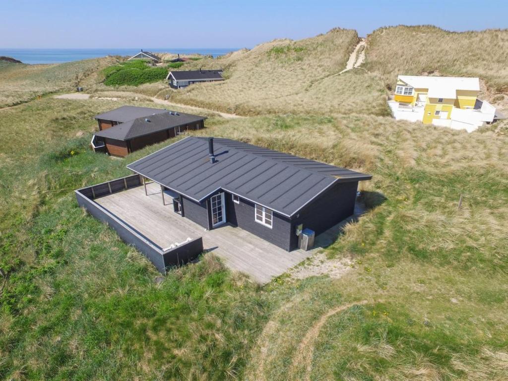 una vista aérea de una casa en la playa en Holiday Home Adelita - 100m from the sea in NW Jutland by Interhome, en Løkken