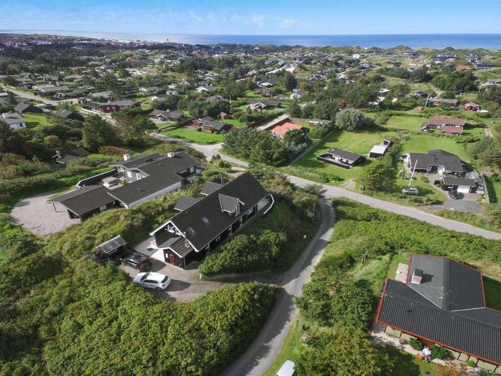 eine Luftansicht eines Wohnviertels mit Häusern in der Unterkunft Holiday Home Skamhals - 700m from the sea in NW Jutland by Interhome in Blokhus