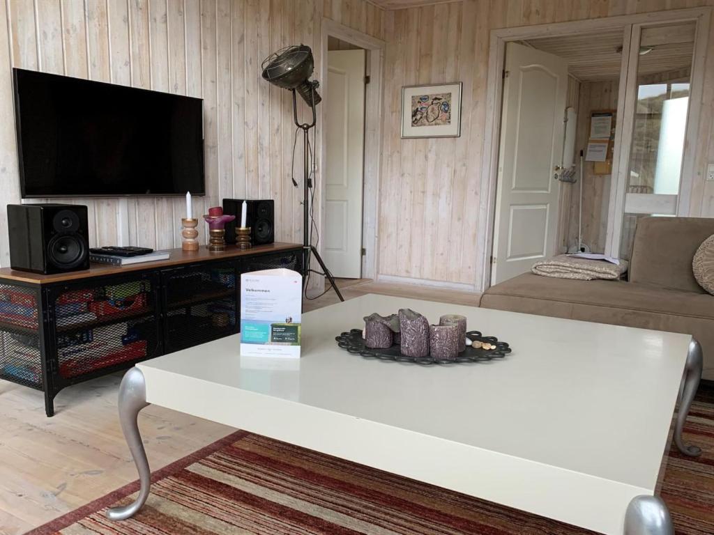 TV a/nebo společenská místnost v ubytování Holiday Home Maren - 150m from the sea by Interhome