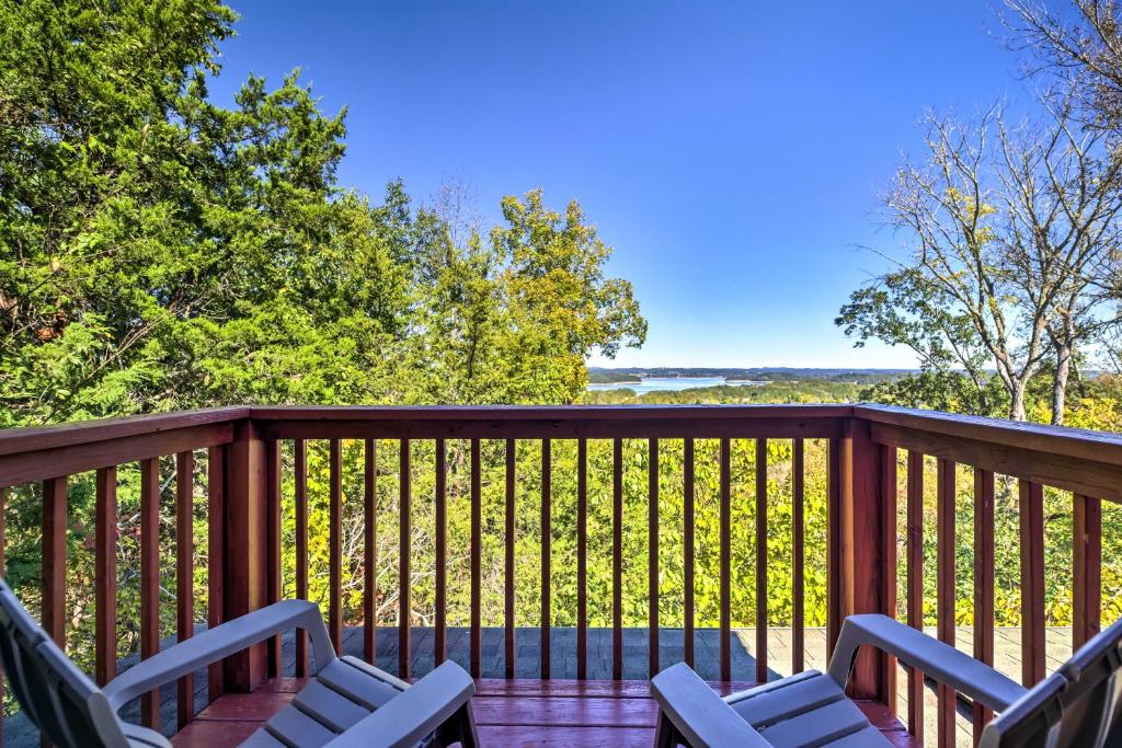 Un balcon sau o terasă la Sevierville Retreat Private Hot Tub and Lake Views!