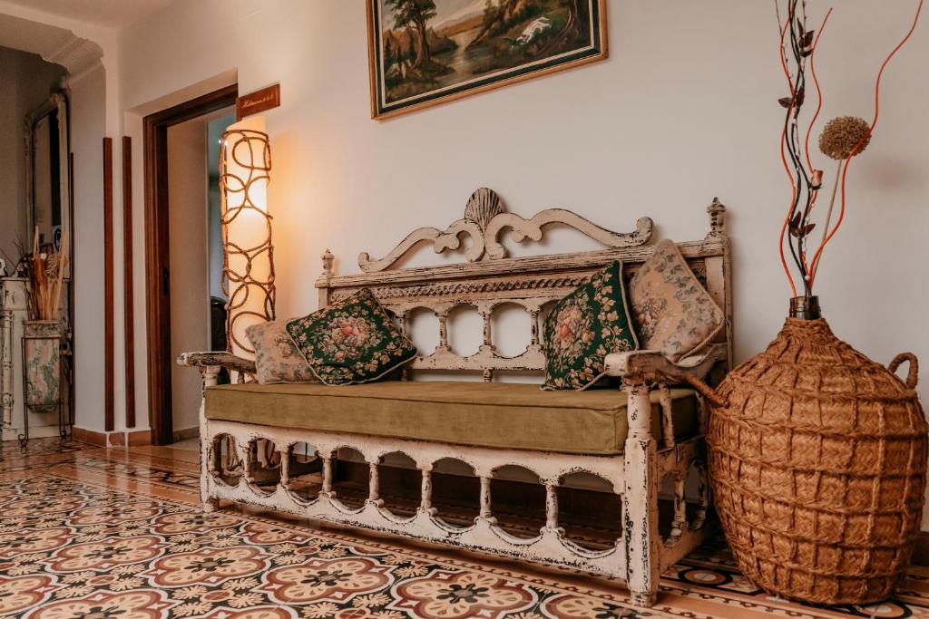 een antiek bed in een kamer met een vaas bij Casa Capricho del Destino 