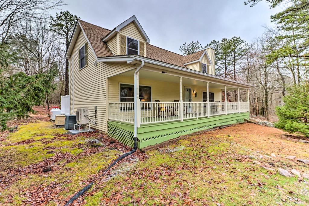 Gallery image of Blakeslee Home with Private Hot Tub, 5 Mi to Skiing! in Blakeslee