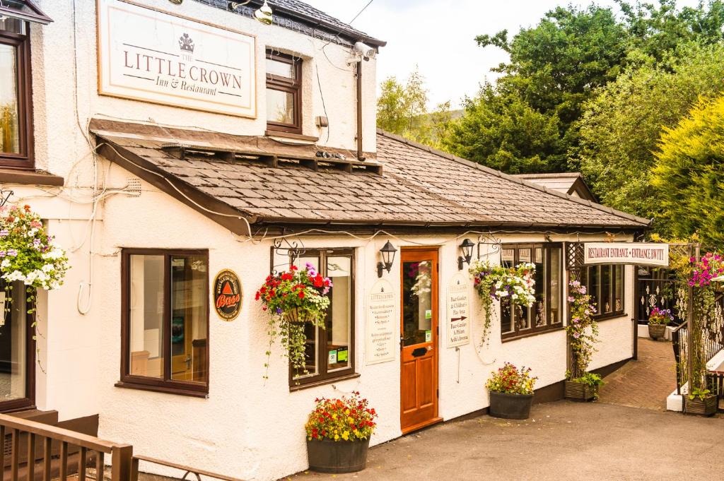 un edificio con flores delante en The Little Crown Inn, en Pontypool