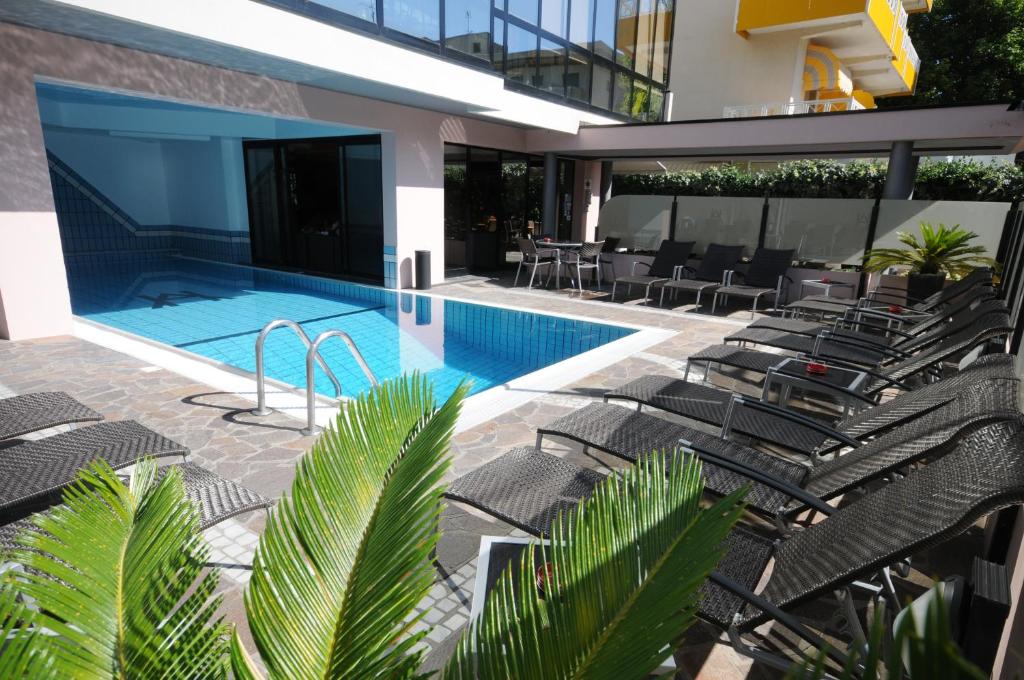 Bazén v ubytování Hotel Ambassador nebo v jeho okolí