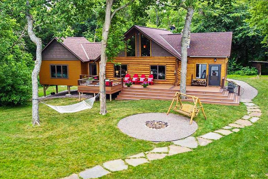 een blokhut met een hangmat in de tuin bij Lakefront Cabin Retreat, 2-Acre Lot with Deck! 