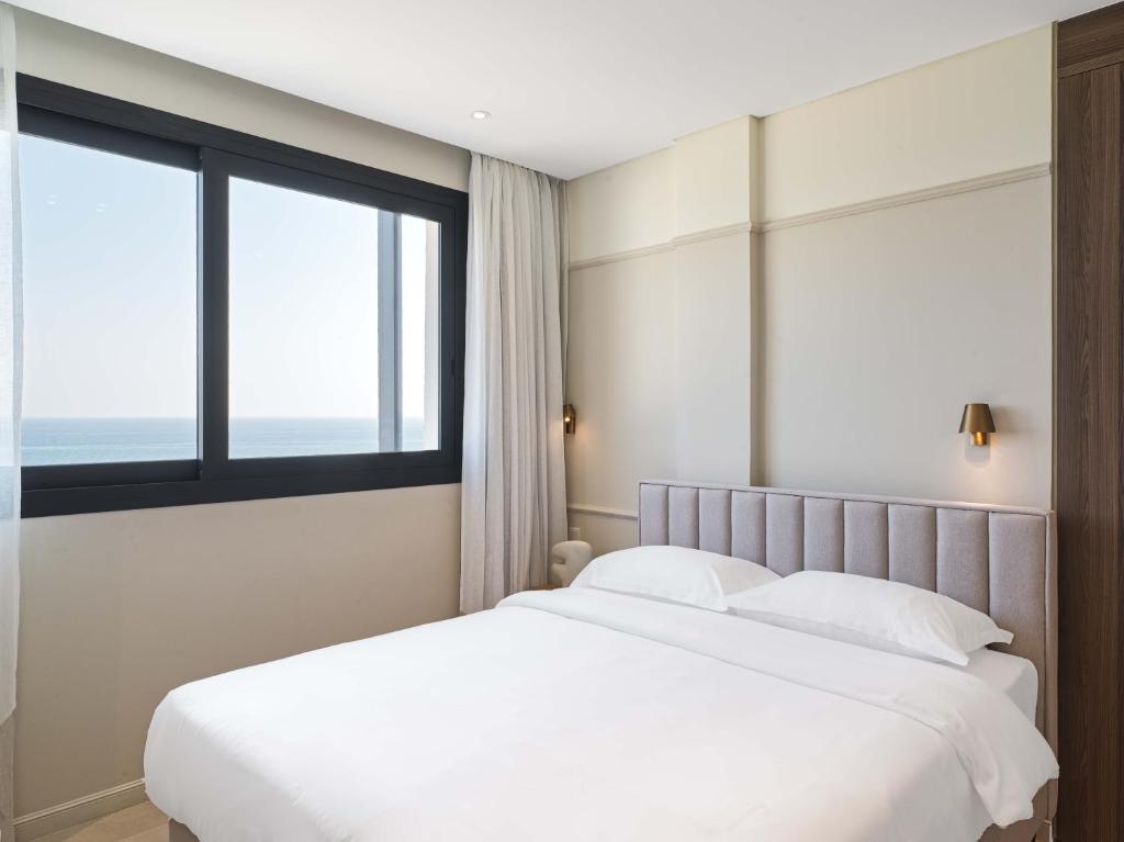 Postel nebo postele na pokoji v ubytování LIV Mackenzie Beach Suites Larnaca ADULTS ONLY