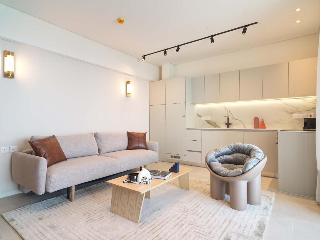 Posezení v ubytování LIV Mackenzie Beach Suites Larnaca ADULTS ONLY