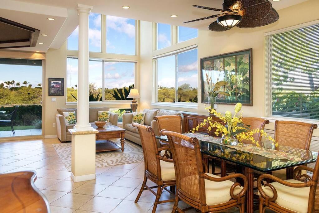 uma sala de estar com mesa e cadeiras em Mauna Lani Palm Villas H-4 Amazing View Corner Unit em Waikoloa