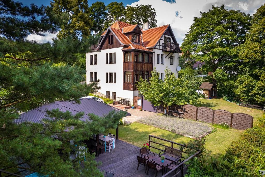una vista aérea de una gran casa blanca en Willa Kwiaty Polskie, en Jedlina-Zdrój
