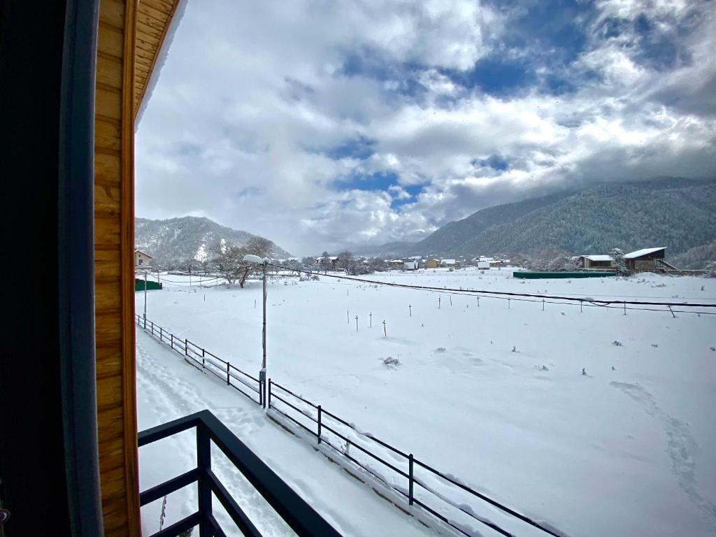 - une vue sur un champ enneigé depuis une fenêtre dans l'établissement Cottage Marta Sadgeri, à Bordjomi