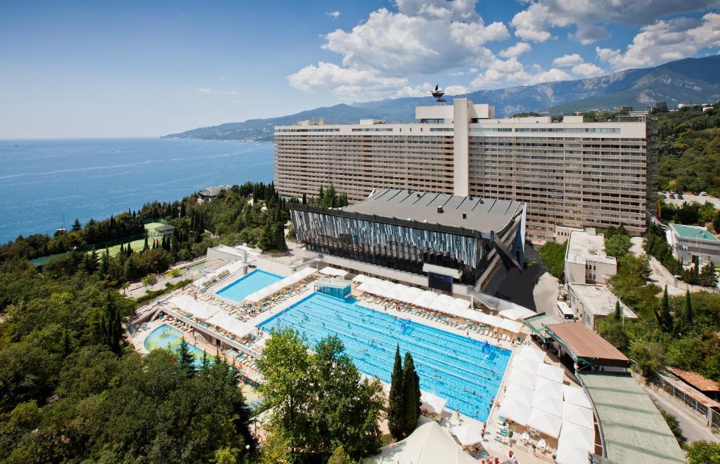 una vista aérea de un hotel y del océano en Hotel Yalta Intourist, en Yalta