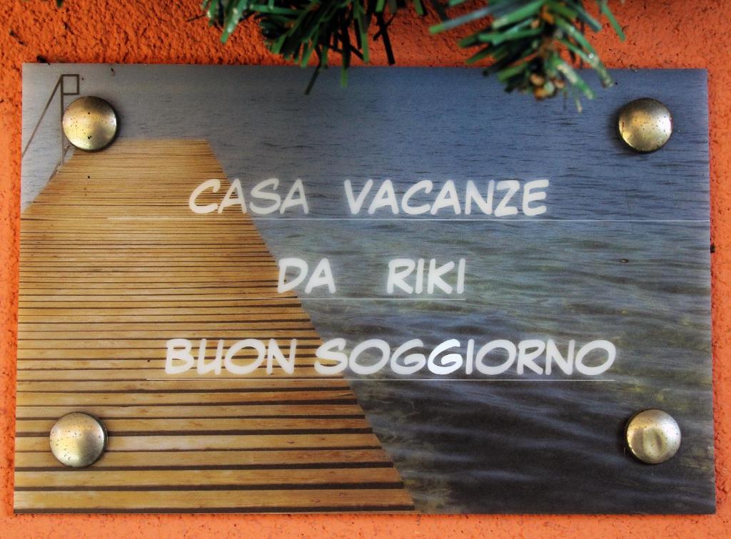 un panneau indiquant caasa yayayaannis da dans l'établissement CASA VACANZE DA RIKI, à Peschiera del Garda