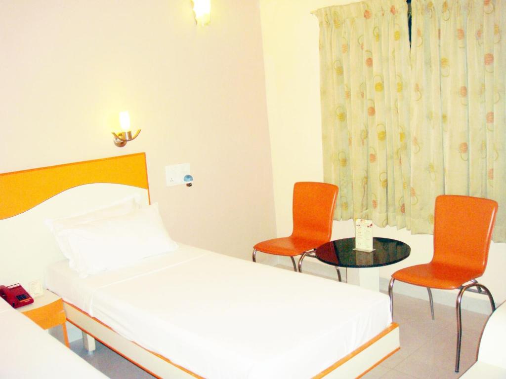 Postel nebo postele na pokoji v ubytování Hotel Pandian