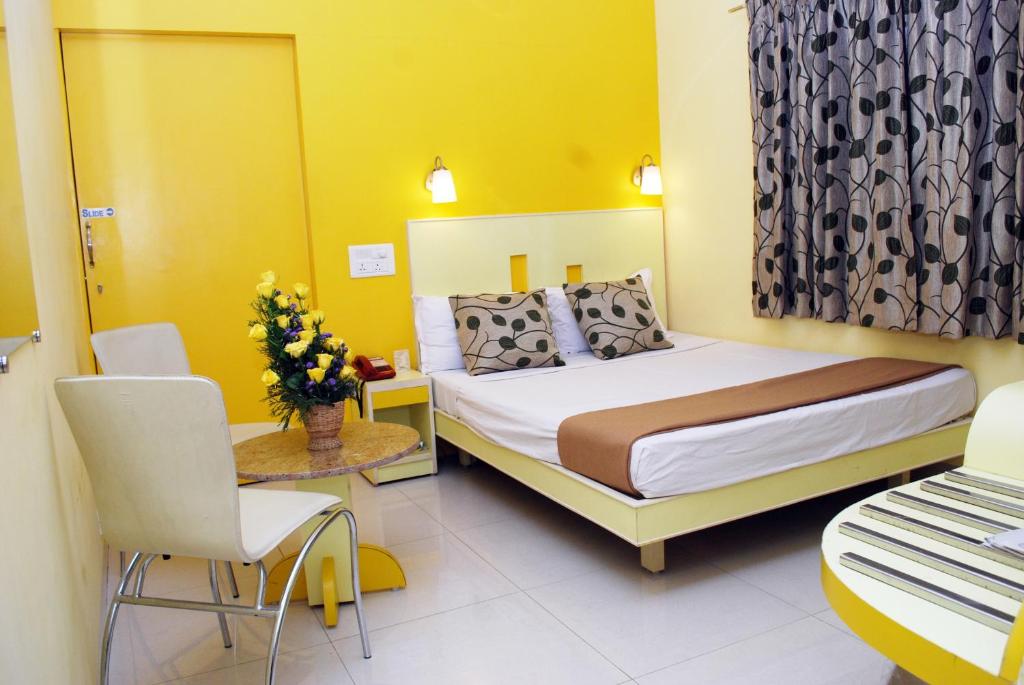 Postel nebo postele na pokoji v ubytování Hotel Pandian