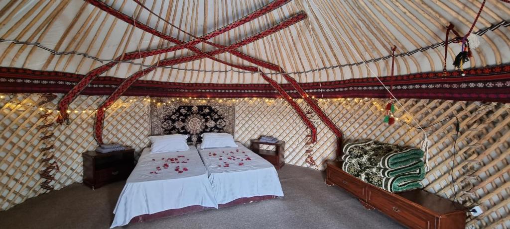 Habitación con cama en yurta en OXUS ADVENTURE YURT CAMP en Nurota