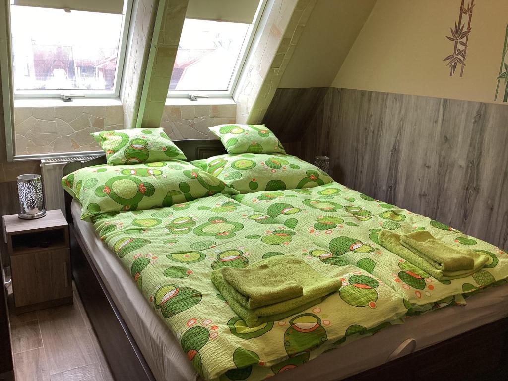 Łóżko lub łóżka w pokoju w obiekcie Valentin Deluxe Apartman