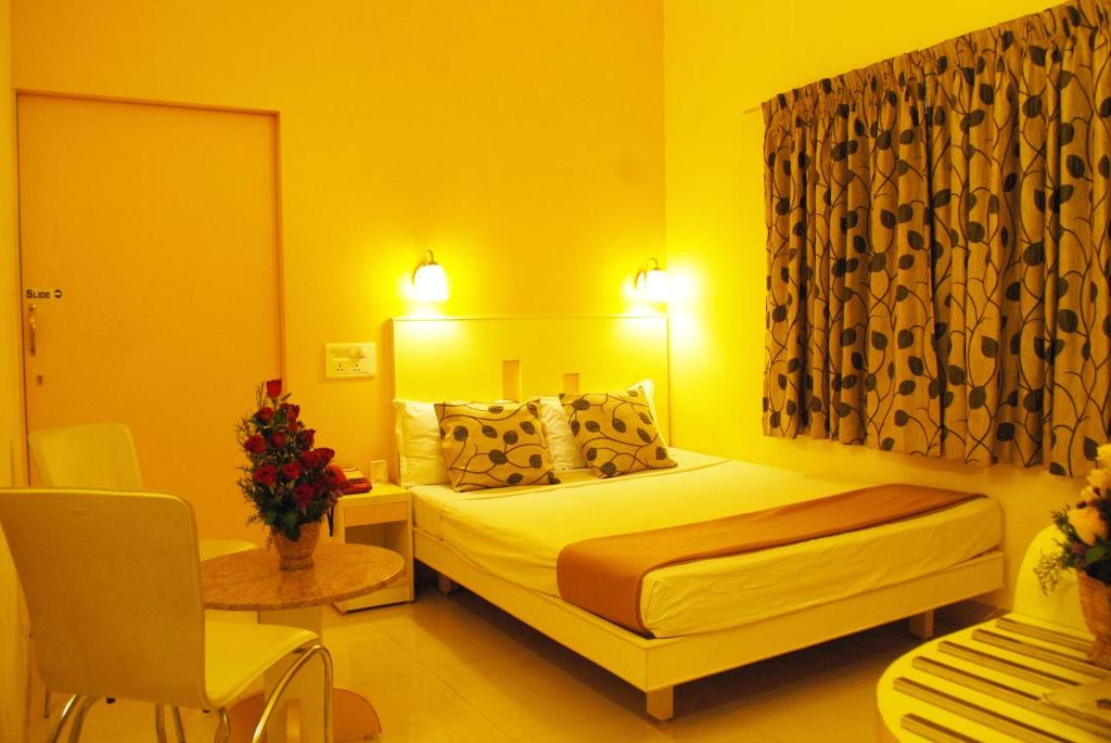 Postel nebo postele na pokoji v ubytování Hotel Pandian