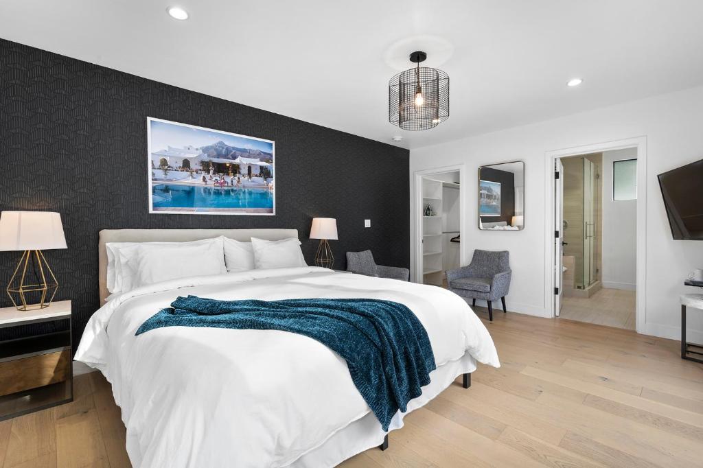 - une chambre avec un grand lit blanc et une couverture bleue dans l'établissement Modern Guest Room, à Los Angeles