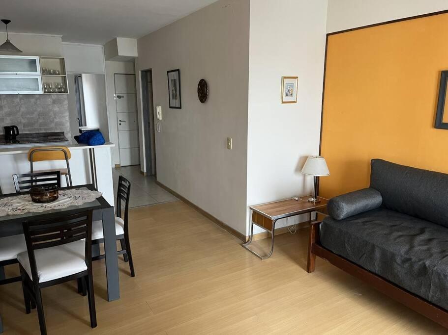 sala de estar con sofá, mesa y cocina en Hermoso Apartamento en Caballito a 200mts del metro en Buenos Aires