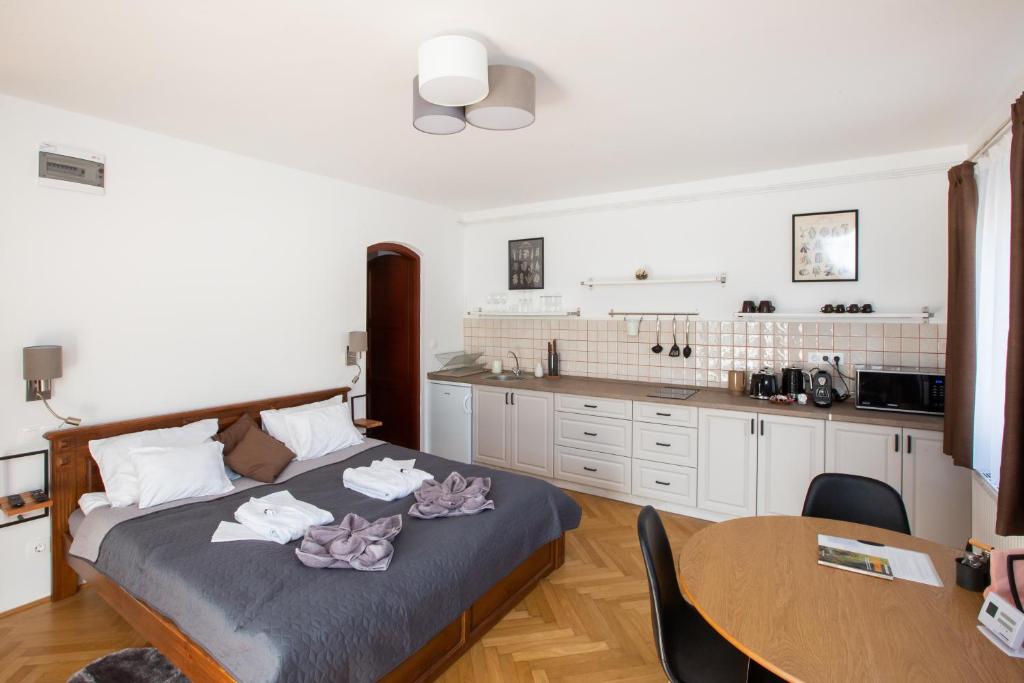 Posteľ alebo postele v izbe v ubytovaní Deres Apartmanház